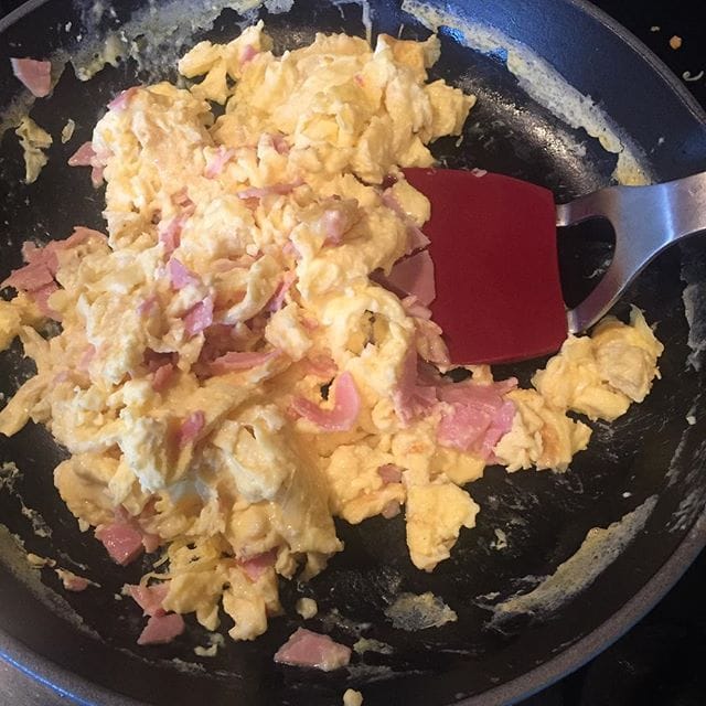 Simple_scrambled_eggs__raw_cheddar__and_ham_just_sounded_so_good_for_breakfast.__aageats__grainfree